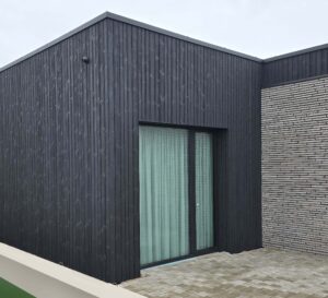 Förkolnad och borstad fasadpanel av nordisk gran